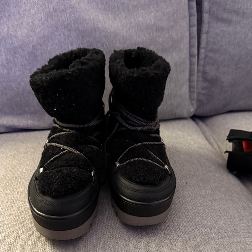 Cougar Black Winter Boots with Gray Accents - Picture 5 of 8